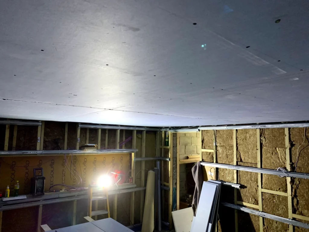 Clip and channel soundproofing system on the walls of a home cinema